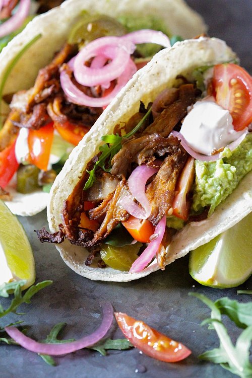 Sieht aus wie ein Fleisch-Taco. Doch der Wrap ist mit gerupften Austernseitlingen gefüllt. - © Barbara Stukenborg/helene-holunder.de/dpa-tmn