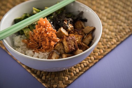 Poke Bowls gibt es meist mit Hähnchen-, Lachs- oder Thunfisch-Würfeln. Mit Tofu-Würfeln werden sie eine leckere vegane Speise. - © Christin Klose/dpa-tmn