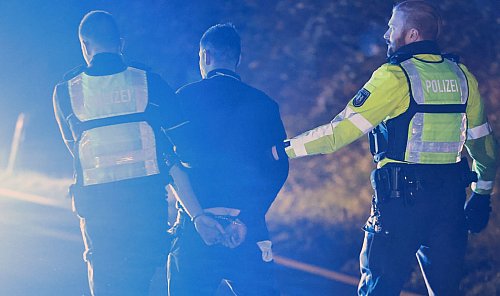 Der Lastwagenfahrer wurde nach dem Unfall festgenommen. (Archivbild) - © Alex Talash/dpa