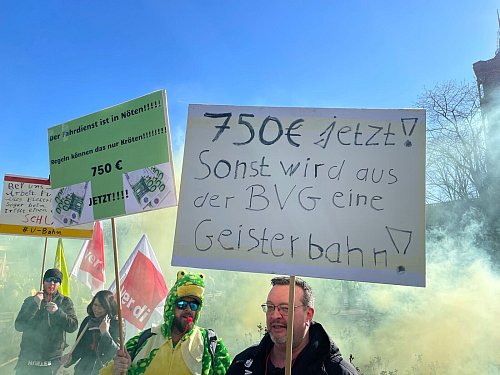 750 Euro mehr im Monat - mit dieser Forderung war Verdi in die Verhandlungen gegangen. - © Michel Winde/dpa