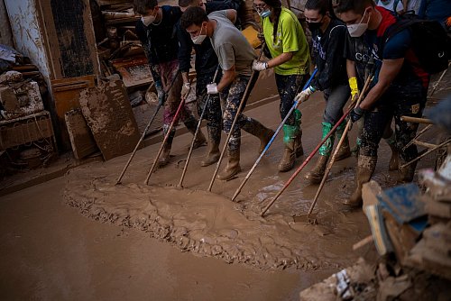 Die Aufräumarbeiten laufen nach einer Woche auf Hochtouren. - © Emilio Morenatti/AP