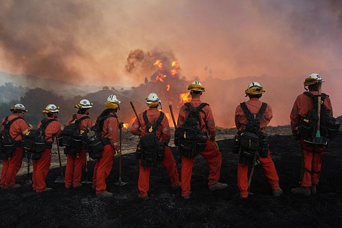 Feuerwehrleute kämpfen mit der Hitze und dem unwegsamen Gelände. - © Marcio Jose Sanchez/AP/dpa