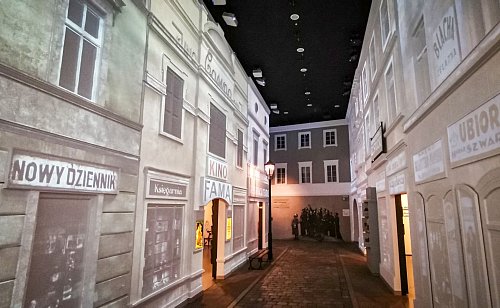 Blick ins Museum Polin: ein nachempfundener Straßenzug Warschaus von einst. - © Geraldine Friedrich/dpa-tmn