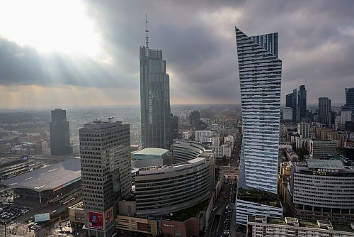 Skyline von Warschau: Die Sonne scheint bei wechselhafter Bewölkung auf die Wolkenkratzer in der Innenstadt. - © Jan Woitas/dpa/dpa-tmn