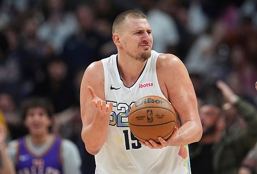 Gelassenheit und Klasse: Basketball-Star Jokic gegen Phoenix. - © David Zalubowski/AP/dpa
