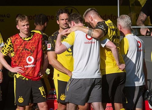 Niklas Süle musste kurz vor Ende der ersten Halbzeit verletzt vom Platz. - © Bernd Thissen/dpa