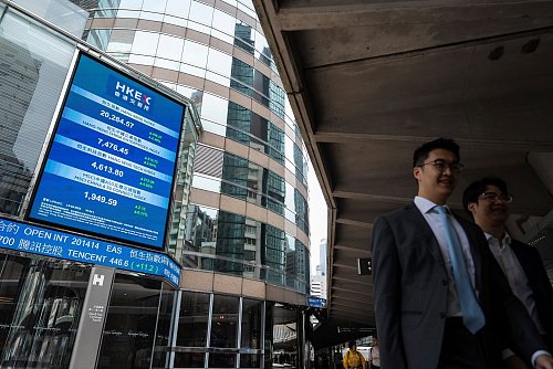 Die Märkte in Asien reagierten zunächst verhalten auf die Ergebnisse der Zoll-Verhandlungen. (Symbolbild) - © Chan Long Hei/AP/dpa