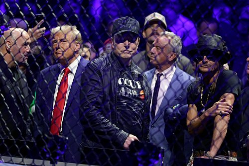 Trump und Musk bei Kampfsport-Spektakel in New York. - © Adam Hunger/AP/dpa
