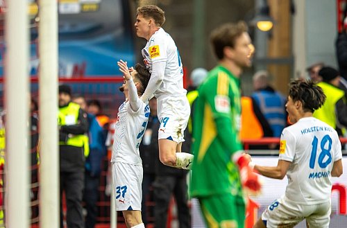 Tor ohne Ankündigung: Armin Gigovic jubelt vor den Kieler Fans. - © Andreas Gora/dpa