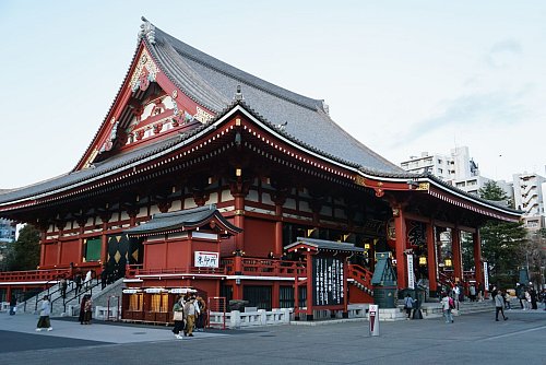 Der Senso-ji Tempel ist Tokios ältester und bekanntester buddhistischer Tempel - zu den Stoßzeiten wimmelt es hier von Touristen. - © Philipp Laage/dpa-tmn