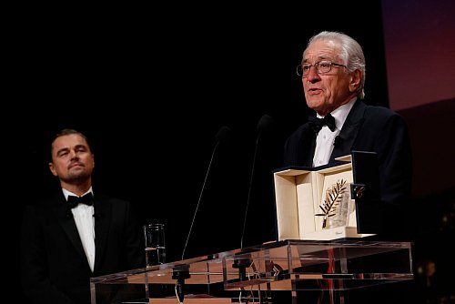 Leonardo DiCaprio (l) verfolgt die Rede von Robert De Niro im Festivalpalast. - © Joel C Ryan/Invision/AP/dpa