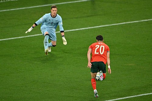 Marc-André ter Stegen verhinderte gegen Portugal eine höhere Niederlage. - © Peter Kneffel/dpa