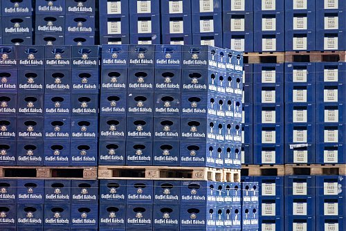 Vor den Toren des Gaffel-Werks war die Kundgebung der Warnstreikenden, drinnen stapelten sich wie gehabt die Bierkisten. - © Henning Kaiser/dpa
