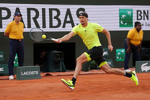Alexander Zverev läuft Bällen und Zielen weiter hinterher. - © Aurelien Morissard/AP/dpa
