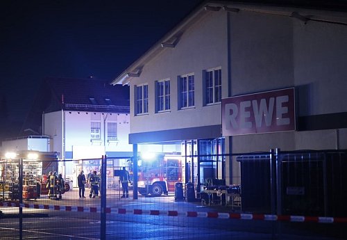 Der Supermarkt wird abgesperrt. - © Stein/dpa
