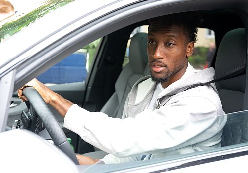 Kingsley Coman kommt zur Untersuchung vor dem Trainingsstart. - © Sven Hoppe/dpa
