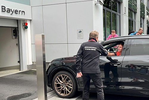 Für Torhüter Jonas Urbig und die Kollegen ist der Urlaub zu Ende. - © Christian Kunz/dpa