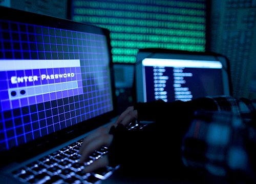2FA, Passkeys, Passwortmanager: Es gibt mittlerweile viele Möglichkeiten, sich vor Leaks Krimineller zu schützen. - © Oliver Berg/dpa/dpa-tmn