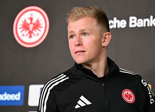 Spricht bei einer Pressekonferenz: Stürmer Burkardt. - © Arne Dedert/dpa