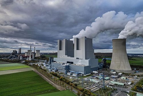 Der Energiekonzern RWE als ein großer CO2-Emittent soll sich in Peru an Schutzmaßnahmen gegen eine Flutwelle durch einen Gletschersee beteiligen. (Archivbild) - © Oliver Berg/dpa