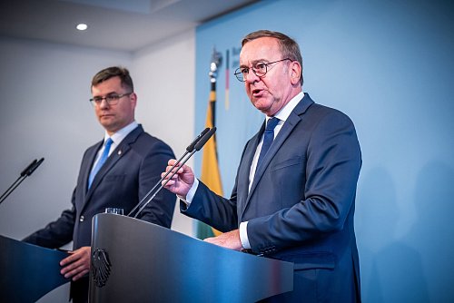 Regierungsabkommen zur Litauen-Brigade unterzeichnet. - © Michael Kappeler/dpa
