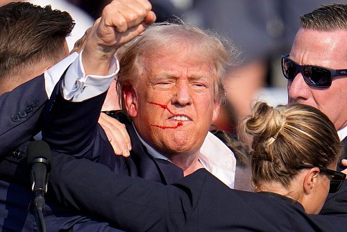 Bei dem Attentat im Juli wurde Trump am Ohr verletzt. (Archivbild) - © Gene J. Puskar/AP/dpa