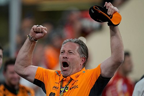McLaren hat es geschafft: Erstmals Team-Weltmeister seit 1998 - © Darko Bandic/AP/dpa