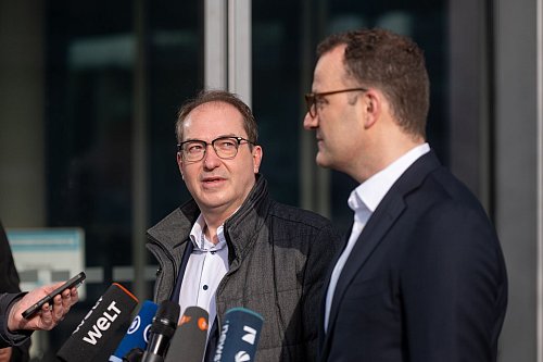 Dobrindt (l) zeigt sich trotz der Umfrage optimistisch. - © Christophe Gateau/dpa