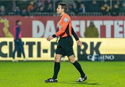 Verletzt ausgewechselt: Schiedsrichter Felix Brych. - © Axel Heimken/dpa