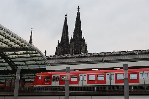 Nur mit S-Bahnen können Reisende den Kölner Hauptbahnhof während der zehntägigen Sperrung erreichen. (Archivbild) - © Sascha Thelen/dpa