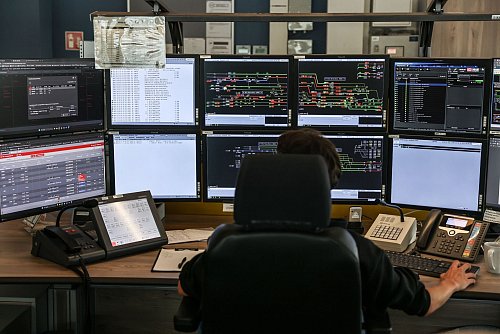 Mit Bildschirmen und Tastatur werden die Zugfahrten in einem modernen elektronischen Stellwerk gesteuert. (Archivbild) - © Oliver Berg/dpa