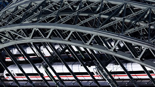 1.300 Züge pro Tag, Hunderttausende Reisende: Der Kölner Hauptbahnhof ist eine zentrale Drehscheibe für den Bahnverkehr. - © Rolf Vennenbernd/dpa