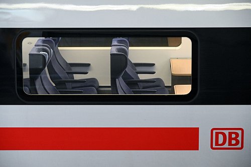 So leer sind die Fernzüge der Bahn selten. Eine Platzreservierung ist oft sinnvoll. - © Uwe Zucchi/dpa