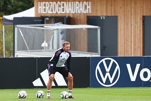 Julian Nagelsmann, hier beim Training, steht vor seinem 14. Länderspiel als Bundestrainer. - © Daniel Karmann/dpa