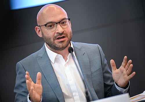 Die AfD Brandenburg vertrete verfassungsfeindliche Positionen, so Innenminister Wilke. - © Britta Pedersen/dpa