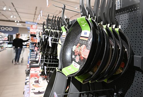 Im Non-Food-Bereich gibt es auch Haushaltswaren wie Pfannen. (Archivbild) - © Bernd Weißbrod/dpa
