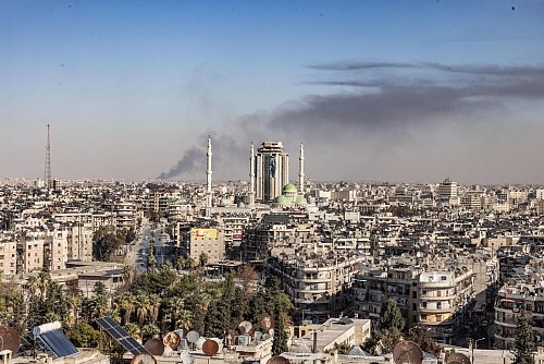 Nach Angriffen auf Ziele in Aleppo steigt in der Stadt Rauch auf. - © Anas Alkharboutli/dpa
