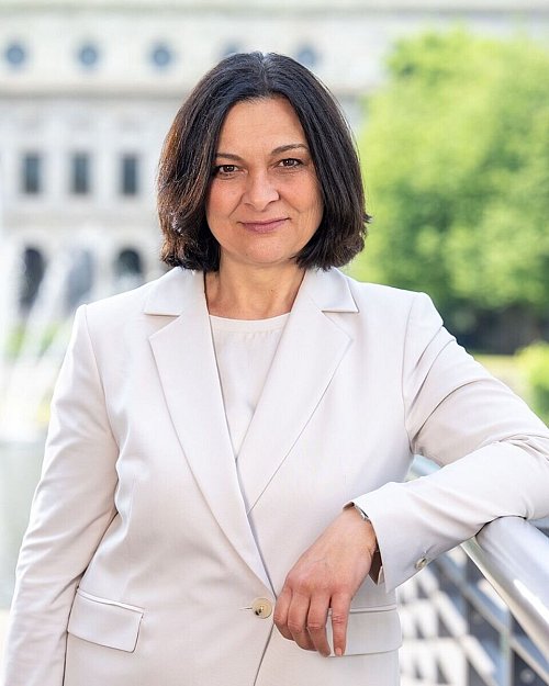 «Oberbürgermeisterin für einen Tag» - die Mülheimer SPD-Politikerin Nadia Khalaf büßte ihre knappe Mehrheit ein, nachdem ein Auszählungsfehler bereinigt wurde. - © PR-Fotografie Köhring/SPD Mülheim/dpa