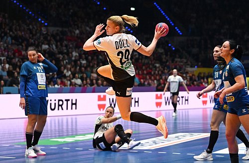 War gegen Serbien sehr treffsicher: Linksaußen Antje Döll. - © Marijan Murat/dpa