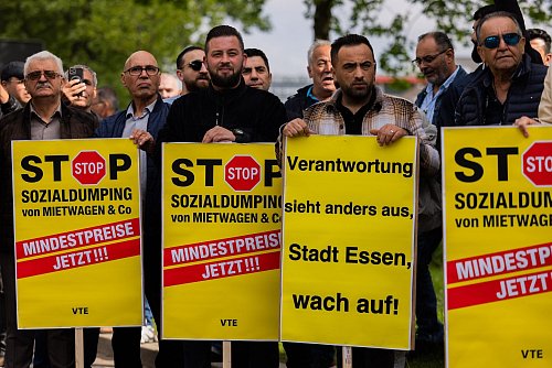 «Sozialdumping»: Essener Taxifahrer fordern Mindestpreise für ihre MIetwagenkonkurrenz von Uber und anderen - © Rolf Vennenbernd/dpa