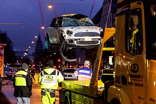 Das Auto des mutmaßlichen Täters wurde am Abend abtransportiert. - © Matthias Balk/dpa