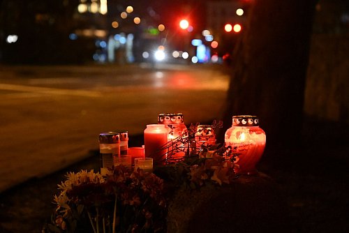 Kerzen brennen für die Opfer. - © Felix Hörhager/dpa