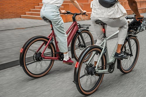 Stufenlose Nabenschaltung, ein leichter Bosch-Motor und wartungsarmer Carbonriemen - so präsentiert sich das Citybike «E-Simeto» von Stevens. - © stevensbikes.de/pd-f/dpa-tmn