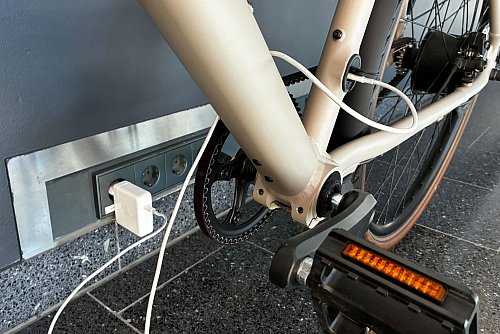 Der E-Bike-Hersteller Ampler hat seinem neuen Modell «Nova» einen USB-C-Ladeanschluss verpasst. - © Christian Ebner/dpa-tmn