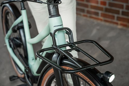 Das neue Citybike «E-Simeto» kommt mit praktischem Frontgepäckträger. - © stevensbikes.de/pd-f/dpa-tmn