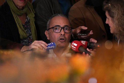Kamel Daoud steht Reportern Rede und Antwort, nachdem er den Prix Goncourt erhalten hat. - © Aurelien Morissard/AP/dpa