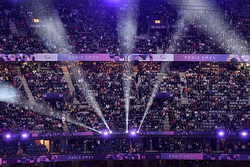 Die Abschiedszeremonie in Paris hat begonnen. - © Julian Stratenschulte/dpa