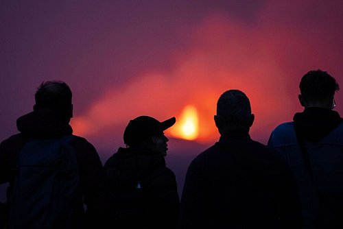 Zahlreiche Interessierte strömten in die Region, um das seltene Spektakel live zu erleben. (Archivbild) - © Marco di Marco/AP/dpa
