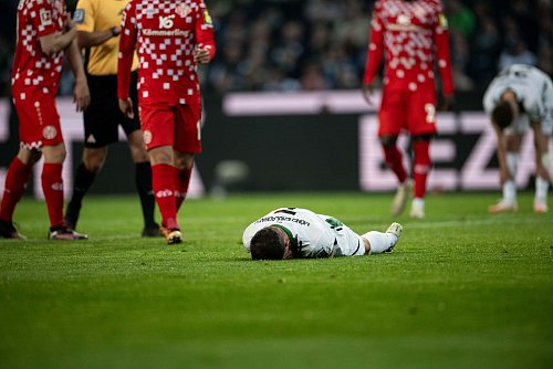Am Boden: Mönchengladbach unterliegt zu Hause Mainz 05. - © Fabian Strauch/dpa