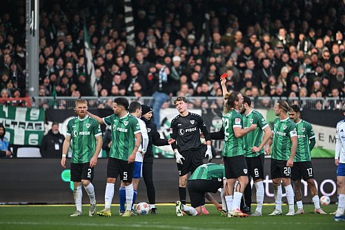 Münster spielte ab der 55. Minute nur noch mit zehn Mann. - © Fabian Strauch/dpa